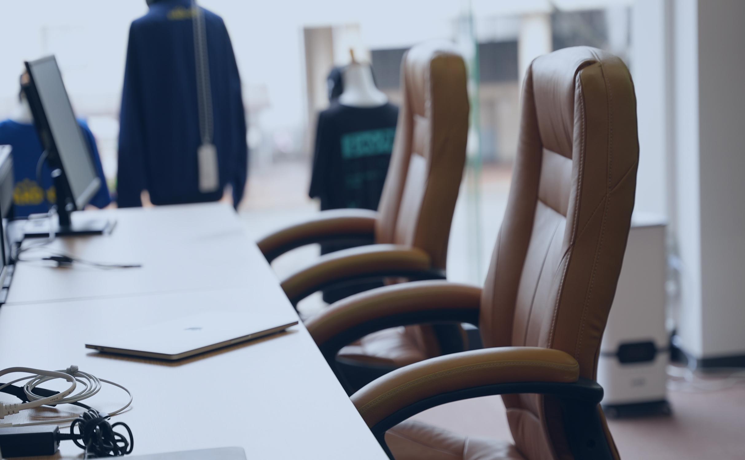 オフィス内のデスク